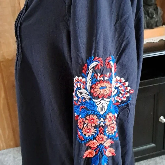 Embroidered sleeved shirt. - Picture 3 of 6